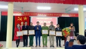 Ban giám hiệu nhà trường vinh dự được lên nhận giấy khen của Đảng Uỷ Phường Him Lam